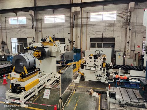 Línea de alimentación de bobina con máquina de desbobinado doble que funciona con máquina de prensa mecánica para piezas de estampado automotriz