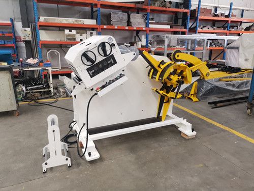 Combo desbobinador enderezador 2 en 1 máquina GL-300F con brazo de presión entrega a Polonia